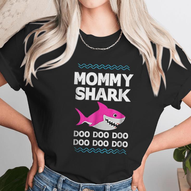 Mommy Shark Doo Doo Funny Cute Women T-Shirt Gifts for Women