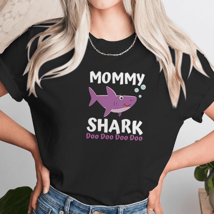 Mommy Shark Doo Doo Matching Family Shark Women T-Shirt Gifts for Women