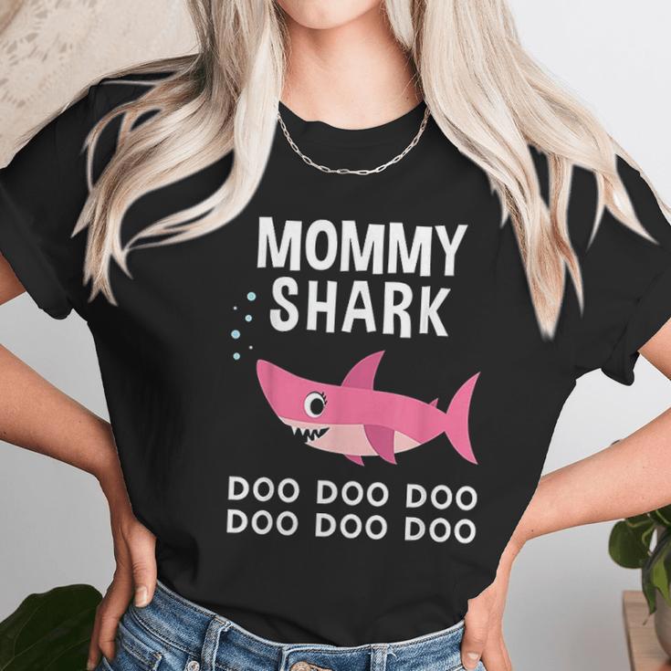 Mommy Shark Doo Doo Mothers Day Mommy Shark Women T-Shirt Gifts for Women