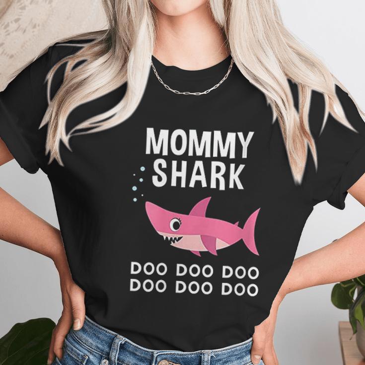 Mommy Shark Mothers Day Doo Doo Women T-Shirt Gifts for Women