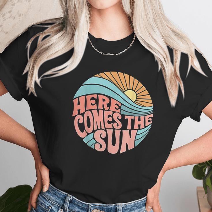 Pink Groovy Here Comes The Sun Classic For Women Men Women T-Shirt Gifts for Women