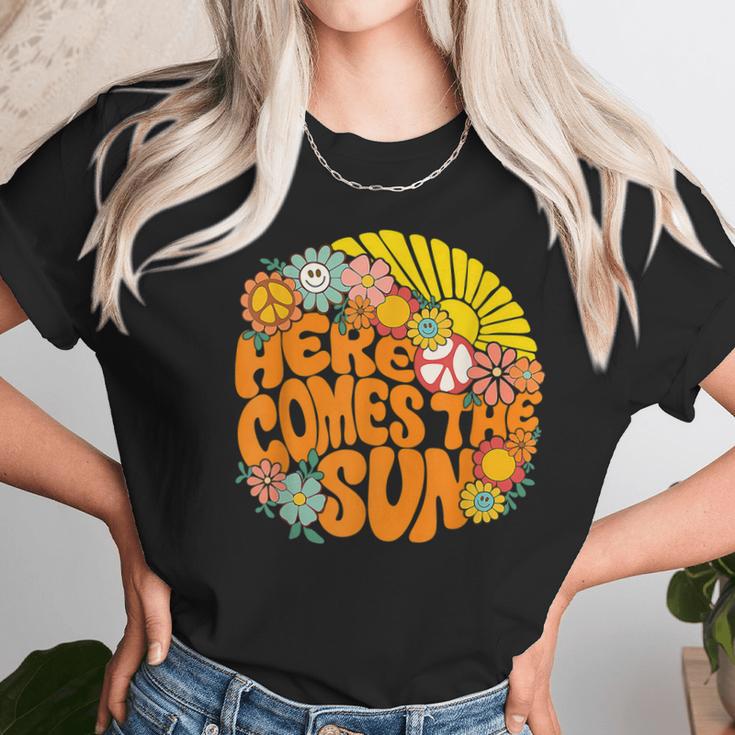 Retro Here Comes The Sun Floral Summer Family Vavation 2022 Women T-Shirt Gifts for Women