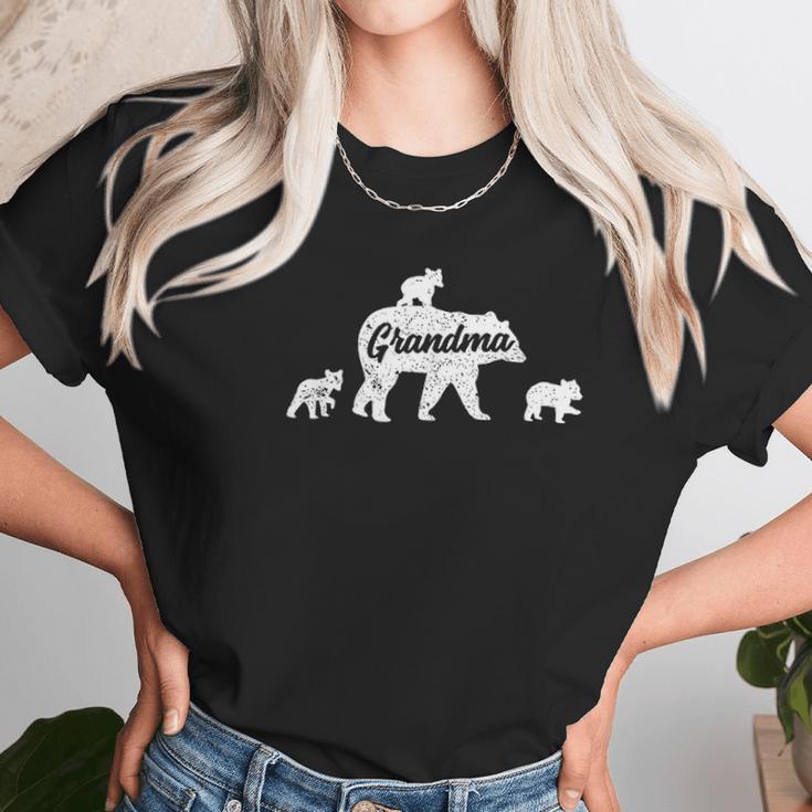 Vintage Grandma Bear 3 Cubs Women T-Shirt Gifts for Women