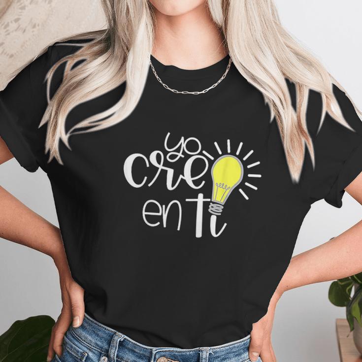 Yo Creo En Ti Lightbulb Spanish Teacher Women T-Shirt Gifts for Women