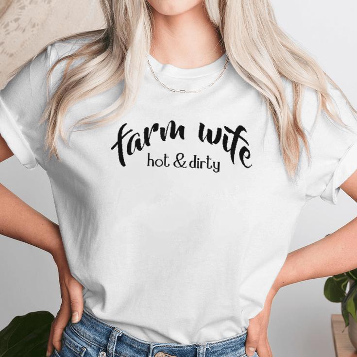 Cute Farm Wife Hot & Dirty Women T-Shirt Gifts for Women