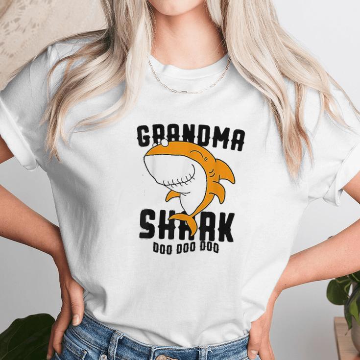 Grandma Shark For Mommy Grandmother Women T-Shirt Gifts for Women