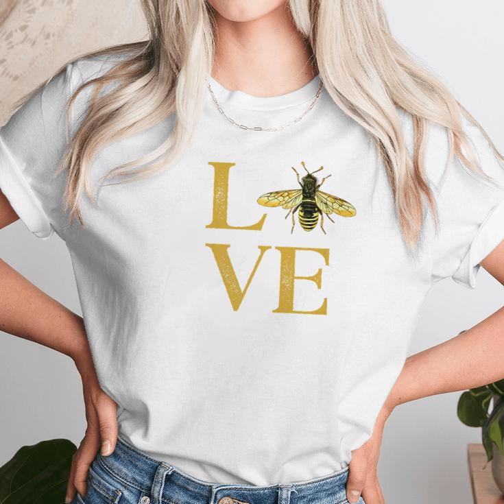 Love Bees Beekeeper Gift Cute Honey Bee Women T-Shirt Gifts for Women