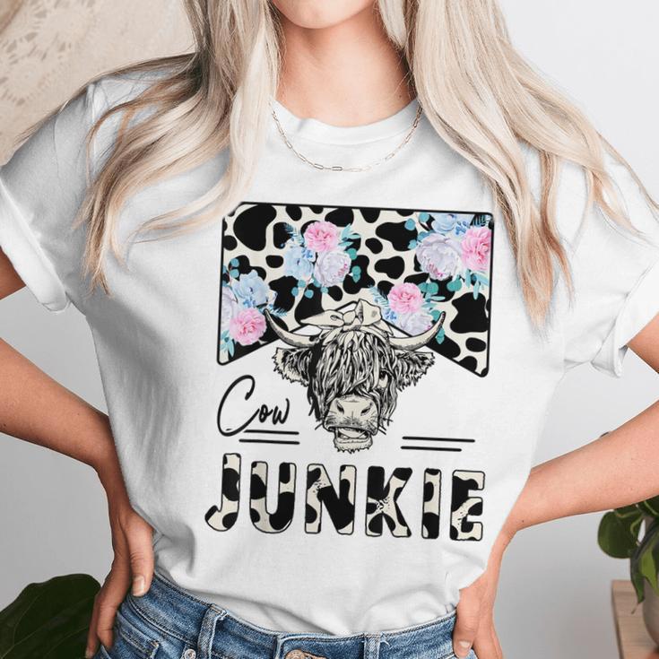 Retro Cow Junkie Highland Cow Floral Western Country Cowgirl Women T-Shirt Gifts for Women