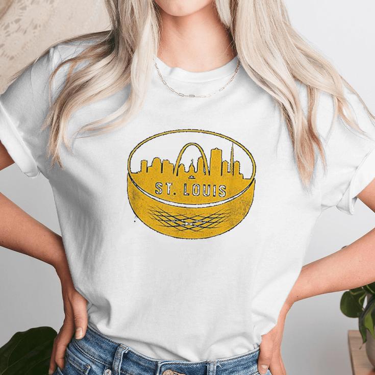 Vintage St Louis Missouri Cityscape Hockey Retro Women T-Shirt Gifts for Women