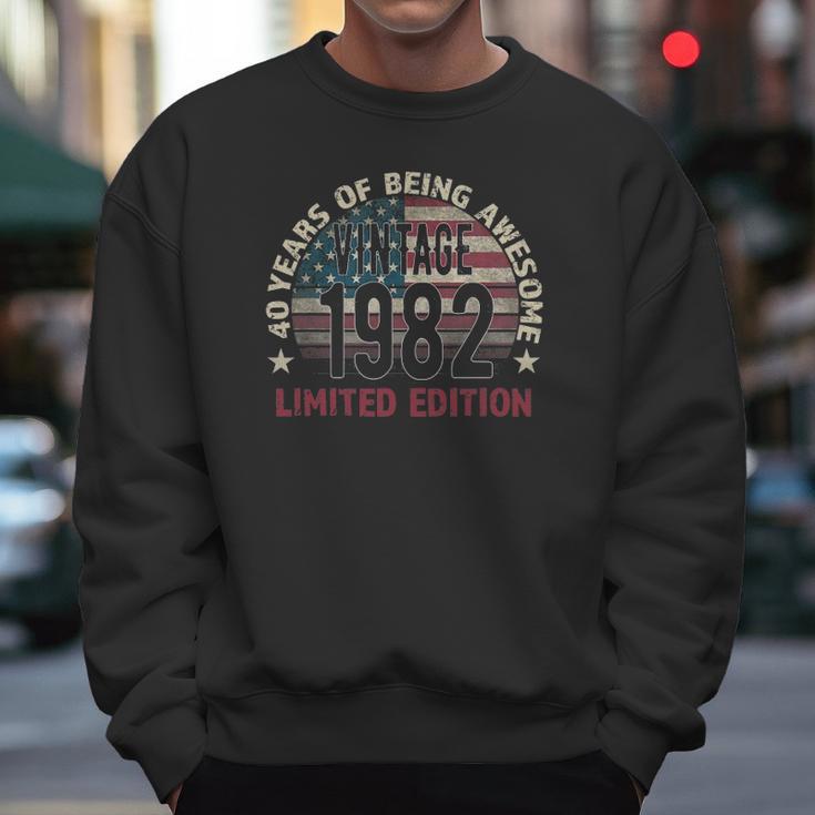 40Th Birthday Gift Men Vintage 1982 40 Years Old - Usa Flag Men Sweatshirt