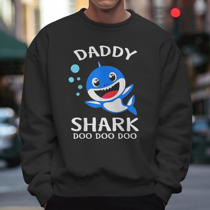 Daddy Shark Doo Doo Funny Fathers Day Gift Men Sweatshirt