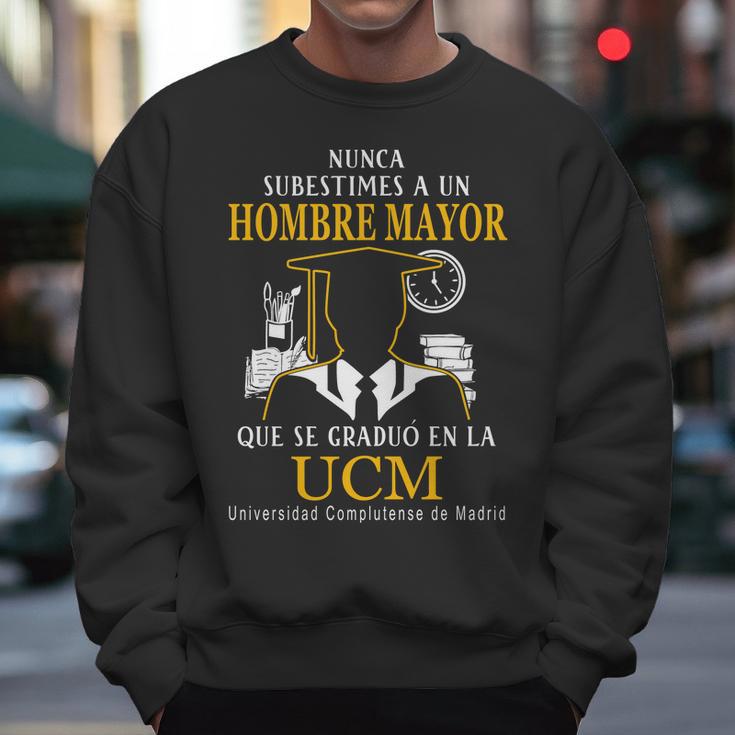 Nunca Subestimes A Un Hombre Mayor Que Se Graduo En La Ucm Universidad Complutense De Madrid Men Sweatshirt