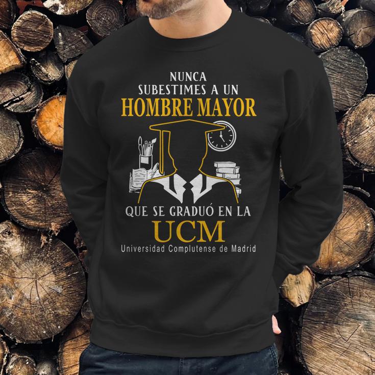 Nunca Subestimes A Un Hombre Mayor Que Se Graduo En La Ucm Universidad Complutense De Madrid Men Sweatshirt