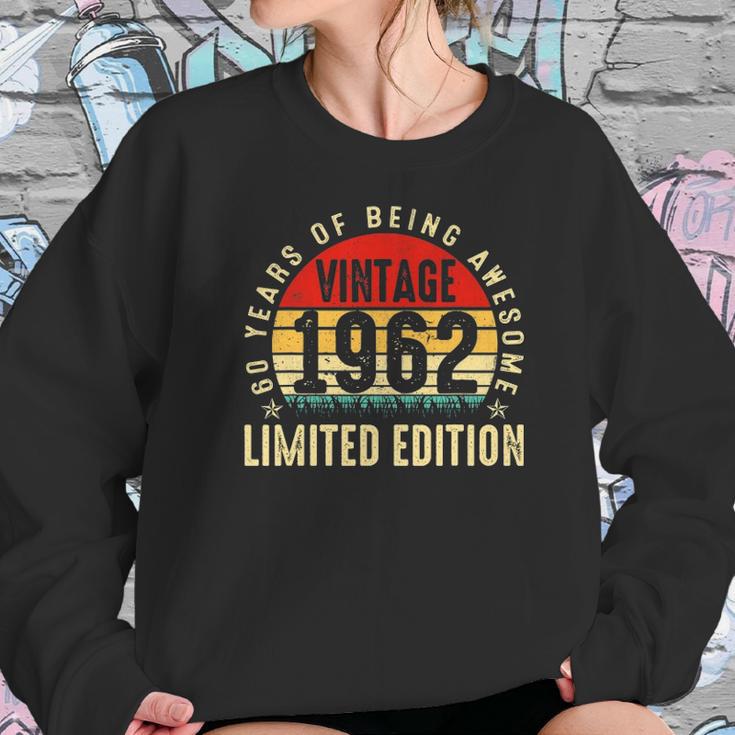 60 Years Old Awesome Vintage 1962 Retro 60Th Birthday Party Women Sweatshirt Gifts for Her