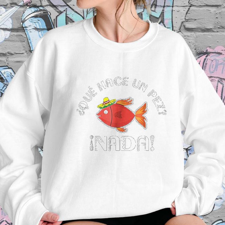 Que Hace Un Pez Funny Gift For Spanish Teachers Women Sweatshirt Gifts for Her