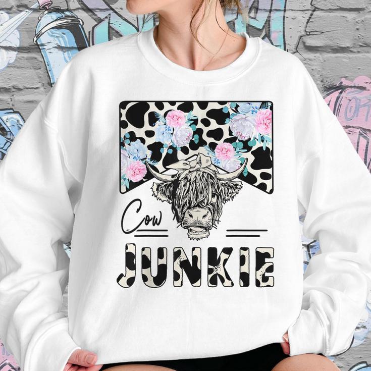 Retro Cow Junkie Highland Cow Floral Western Country Cowgirl Women Sweatshirt Gifts for Her