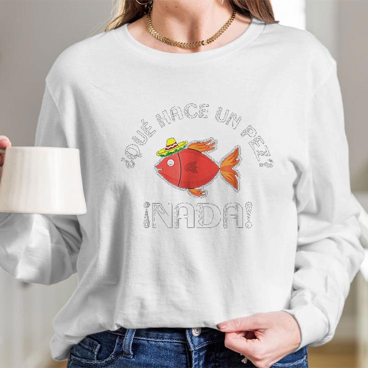 Que Hace Un Pez Funny Gift For Spanish Teachers Women Long Sleeve Tshirt