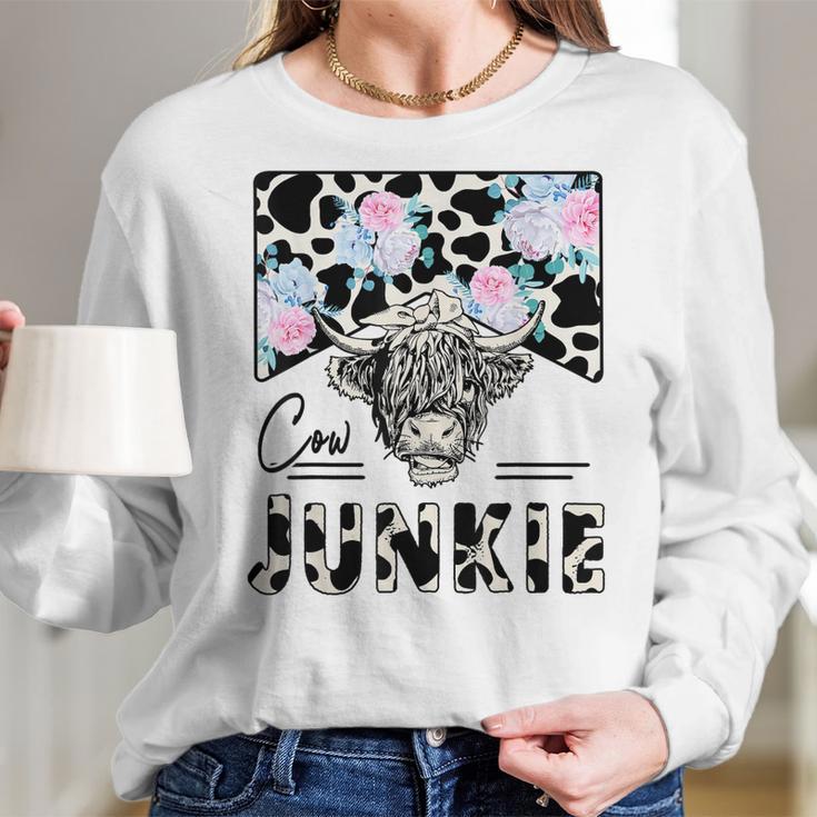 Retro Cow Junkie Highland Cow Floral Western Country Cowgirl Women Long Sleeve Tshirt