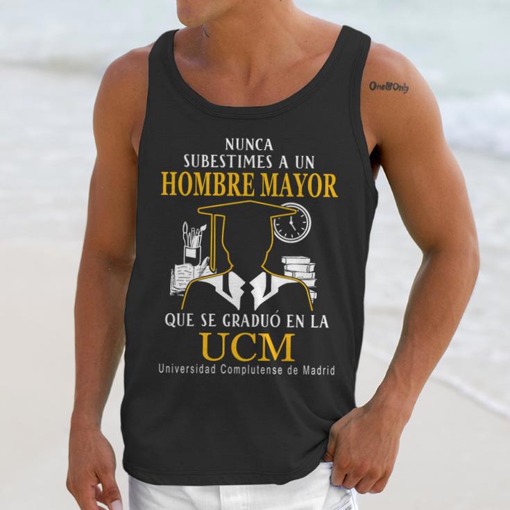 Nunca Subestimes A Un Hombre Mayor Que Se Graduo En La Ucm Universidad Complutense De Madrid Men Tank Top