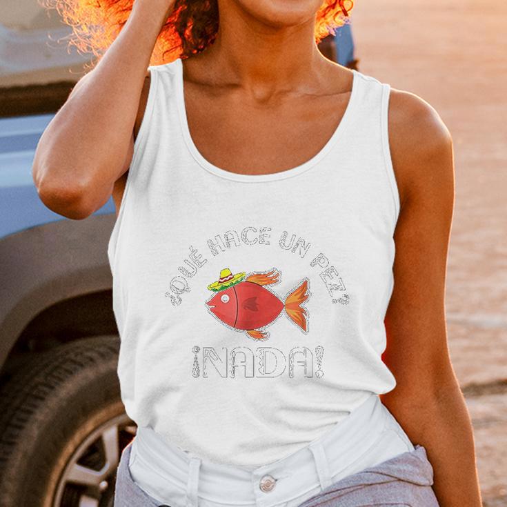 Que Hace Un Pez Funny Gift For Spanish Teachers Women Tank Top