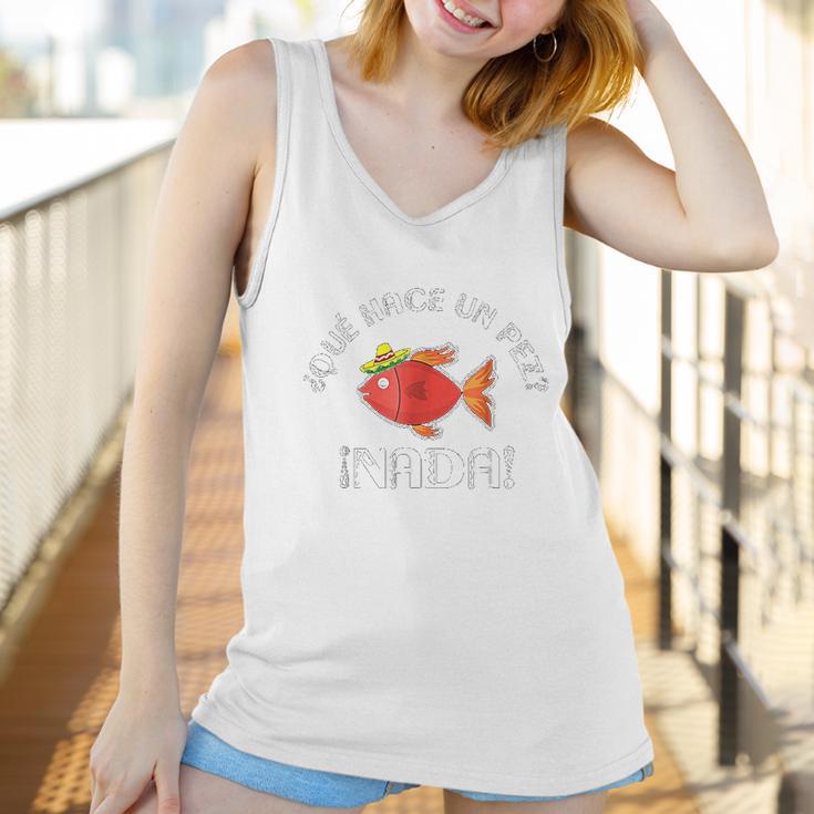 Que Hace Un Pez Funny Gift For Spanish Teachers Women Tank Top