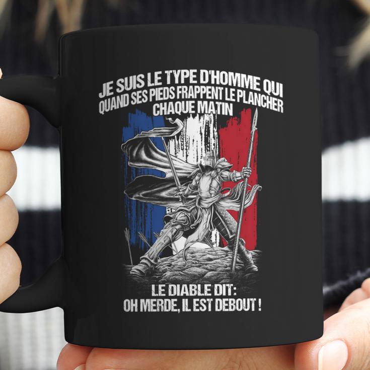 Je Suis Le Type Dhomme Qui Quand Ses Pieds Frappent Le Lancher Chaque Matin Le Diable Dit Oh Merde Il Est Debout Coffee Mug