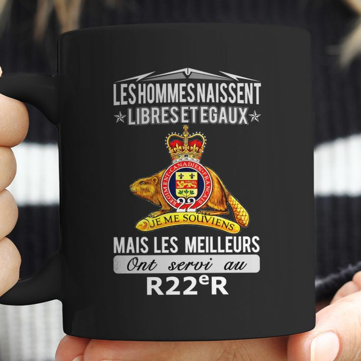 Less Hommes Naissent Libreset Egaux Mais Les Meilleurs Ont Servi Au R22r Coffee Mug