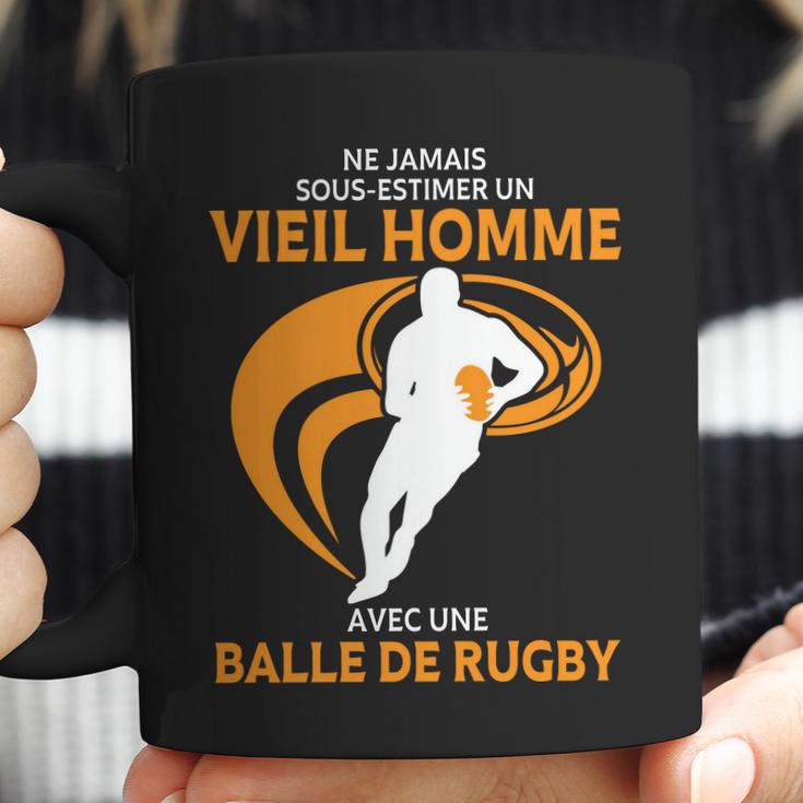 Ne Jamais Sous Estimer Un Vieil Homme Avec Une Balle De Rugby Coffee Mug