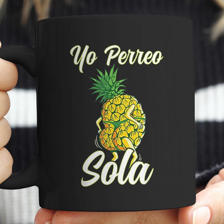 Yo Perreo Sola Funny Reggaeton Pineapple Perreando Coffee Mug