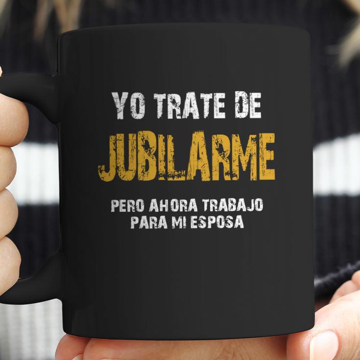 Yo Trate De Jubilarme Pero Ahora Trabajo Para Mi Esposa Coffee Mug