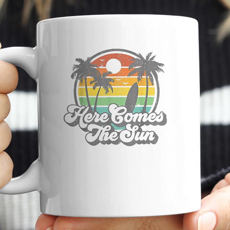 Vintage Here Comes The Sun Beach Surfing Retro 70S Surf Gift 70S Gifts Coffee Mug