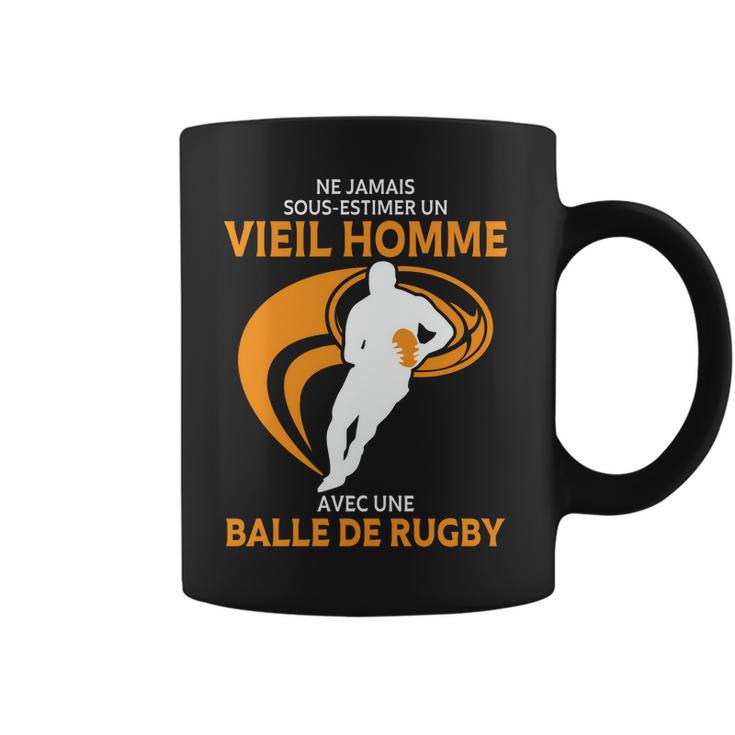 Ne Jamais Sous Estimer  Un Vieil Homme Avec Une Balle De Rugby Coffee Mug