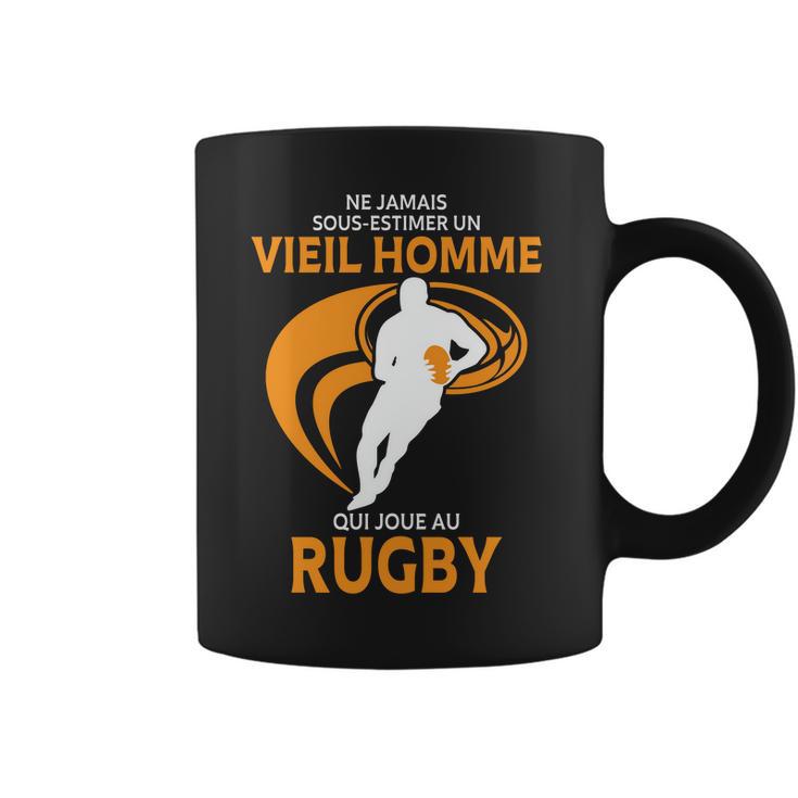 Ne Jamais Sous Estimer  Un Vieil Homme Qui Joue Au Rugby Coffee Mug