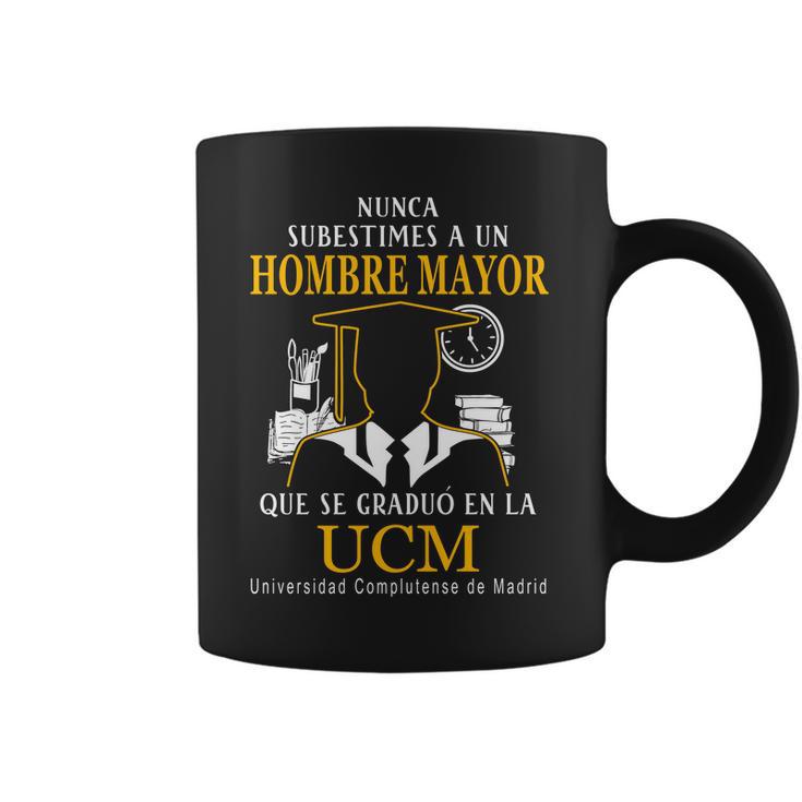 Nunca Subestimes A Un Hombre Mayor Que Se Graduo En La Ucm Universidad Complutense De Madrid Coffee Mug