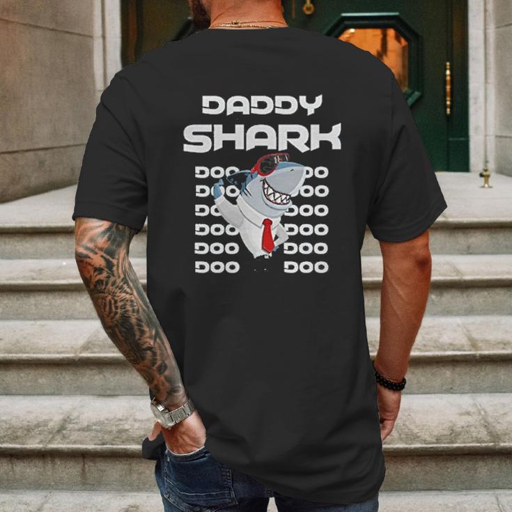 Daddy Shark Cool Dad Dad Birthday Gifts Mens Back Print T-shirt Gifts for Men