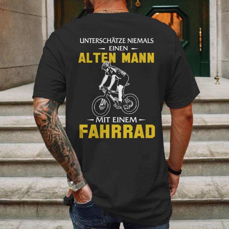 Unterschätze Niemals Einen Alten Mann Mit Einem Fahrrad Mens Back Print T-shirt Gifts for Men