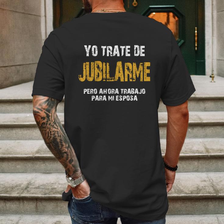 Yo Trate De Jubilarme Pero Ahora Trabajo Para Mi Esposa Mens Back Print T-shirt Gifts for Men