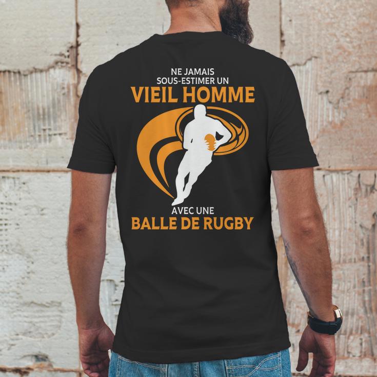 Ne Jamais Sous Estimer Un Vieil Homme Avec Une Balle De Rugby Mens Back Print T-shirt Funny Gifts