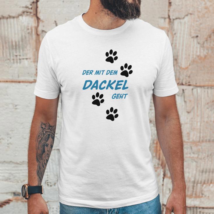 Der Mit Dem Dackel Geht Unisex T-Shirt Gifts for Him