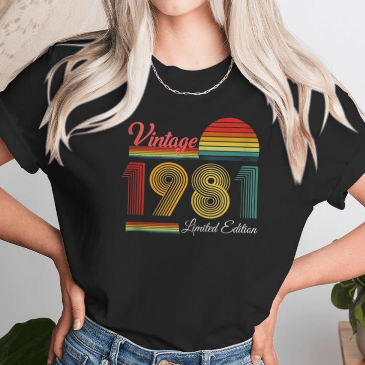 40Th Birthday 40 Years - 1981 Vintage Limited Edition Unisex T-Shirt Gifts for Her