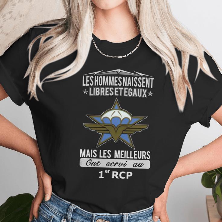 Les Hommes Naissent Libresetegaux Mais Les Meilleurs Ont Servi Au 1 Rcp Unisex T-Shirt Gifts for Her