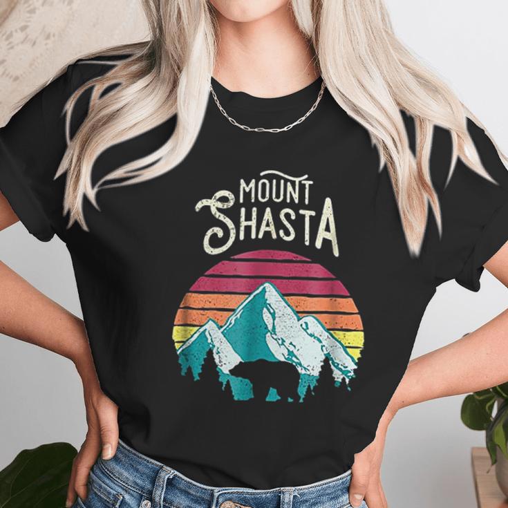 Retro Vintage Mount Shasta California Mountains Bear Unisex T-Shirt Gifts for Her