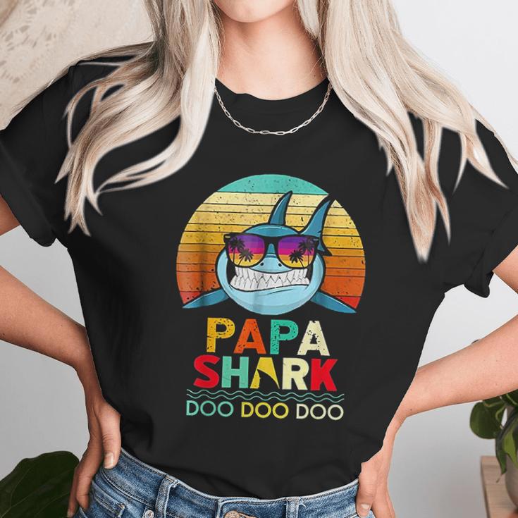 Retro Vintage Papa Shark Doo Doo Doo Unisex T-Shirt Gifts for Her