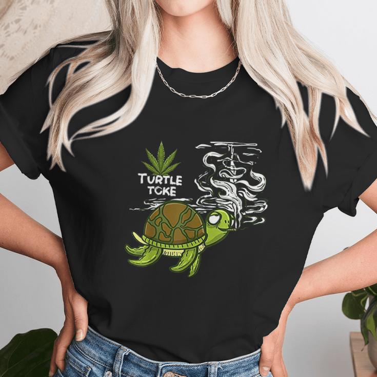 Smoking High Turtle Funny Weed 420 Marijuana Joint Stoner Unisex T-Shirt Gifts for Her