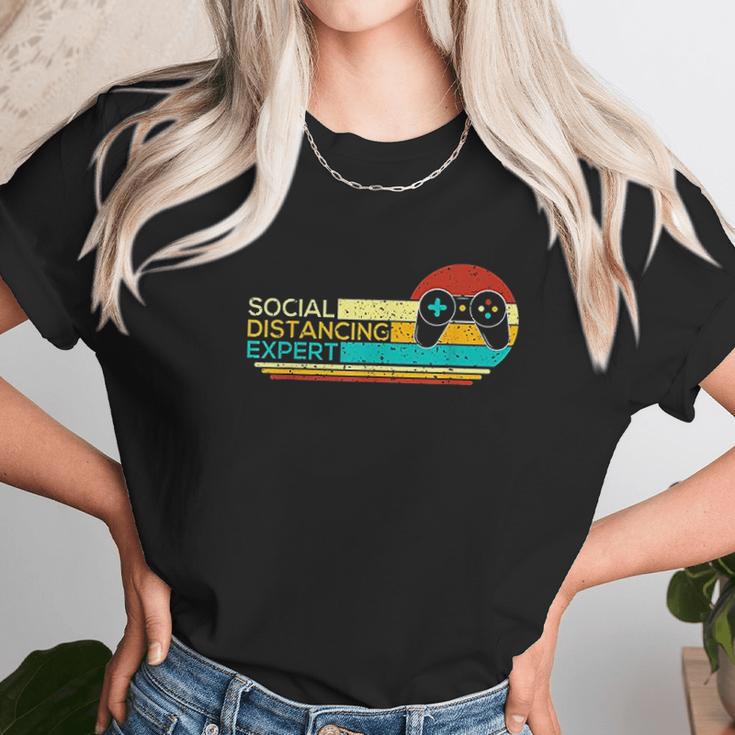 Social Distancing Expert Funny Gaming Vintage Video Gamer Unisex T-Shirt Gifts for Her