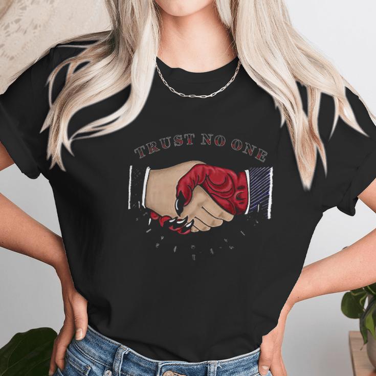 Trust No One American Traditional Tattoo Handshake Unisex T-Shirt Gifts for Her