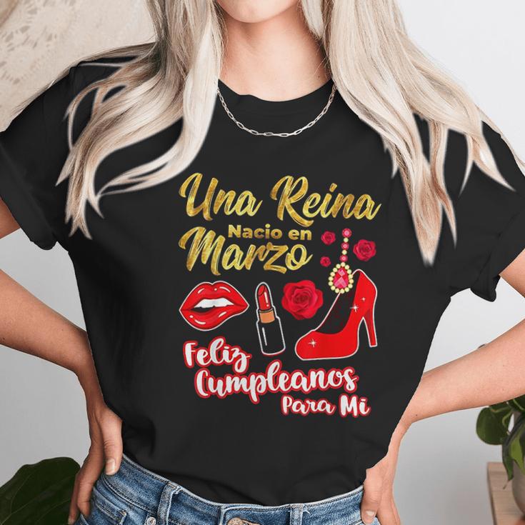 Una Reina Nacio En Marzo Feliz Cumpleanos Unisex T-Shirt Gifts for Her