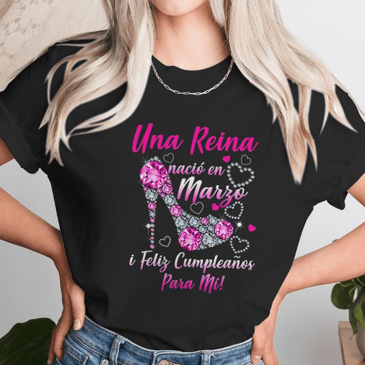 Una Reina Nació En Marzo Unisex T-Shirt Gifts for Her