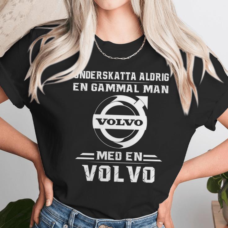 Underskatta Aldrig En Gammal Man Med En Volvo Unisex T-Shirt Gifts for Her