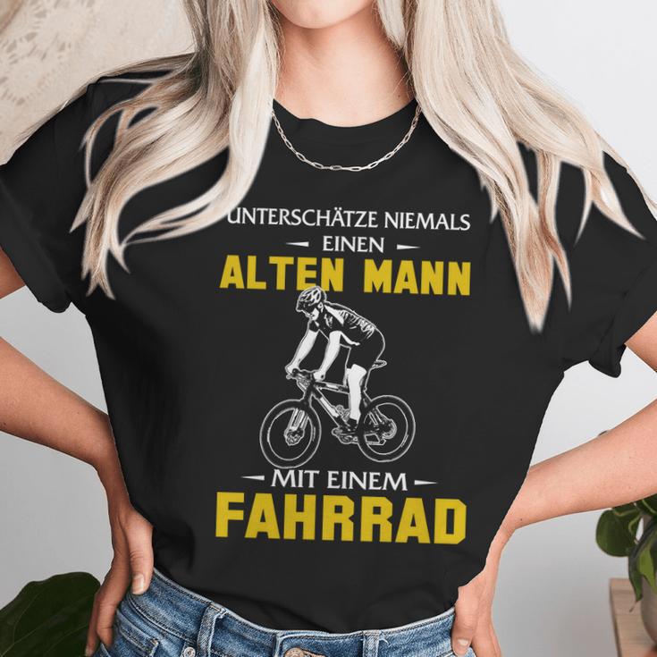 Unterschätze Niemals Einen Alten Mann Mit Einem Fahrrad Unisex T-Shirt Gifts for Her